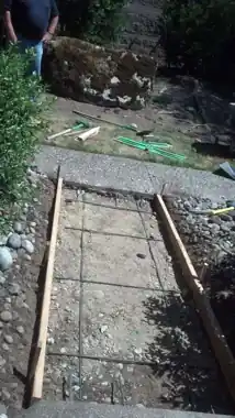 Pea Gravel Exposed Aggregate Walkway: concrete walkway and steps work by Redmond Concrete, concrete contractor serving Redmond (photo 5 of 6)